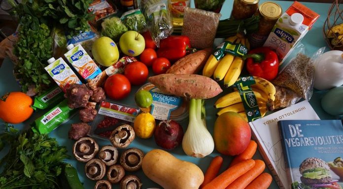 Repas équilibré : nos conseils avec la pyramide alimentaire Les fruits et légumes frais permettent de réaliser un repas équilibré.