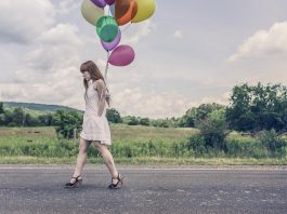 Femme marchant avec des ballons gastriques.