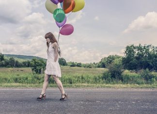 Femme marchant avec des ballons gastriques.