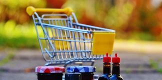 Panier de courses alimentaires pour enfant.