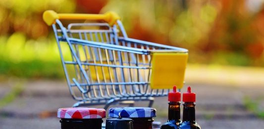Panier de courses alimentaires pour enfant.