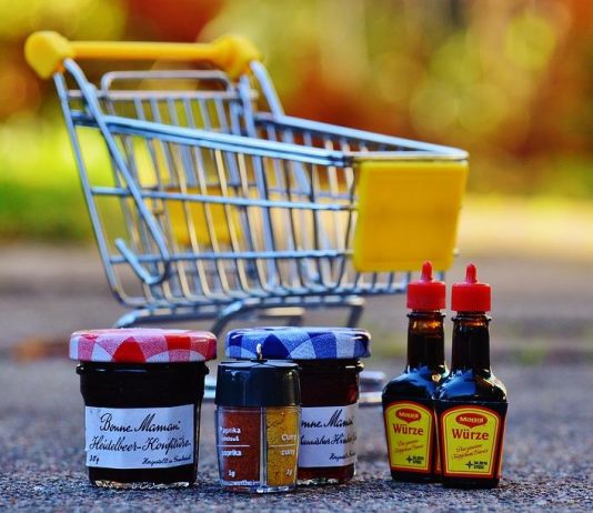 Panier de courses alimentaires pour enfant.