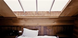 Femme qui dort sous une fenêtre avec l'apnée du sommeil.