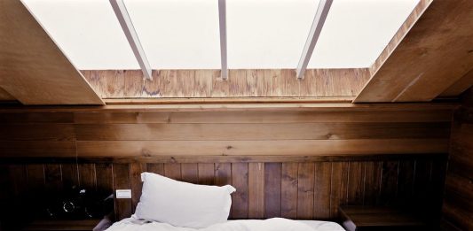 Apnée du sommeil : les 4 traitements Femme qui dort sous une fenêtre avec l'apnée du sommeil.
