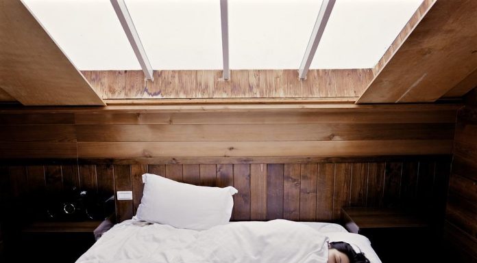 Femme qui dort sous une fenêtre avec l'apnée du sommeil.