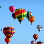 Le ballon gastrique : recommandations alimentaires Photo de ballon s gastriques qui s'envolent.