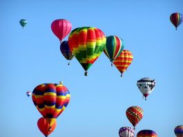 Photo de ballon s gastriques qui s'envolent.