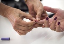 Diabète de type 2 : les 6 recommandations de l’OMS Photo d'une prise de sang lié au diabète.