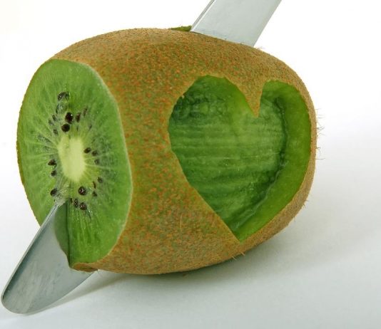 Maladies cardiovasculaires : les 5 recommandations Mangez des fruits est recommandé pour diminuer les risques de maladies cardiovasculaires