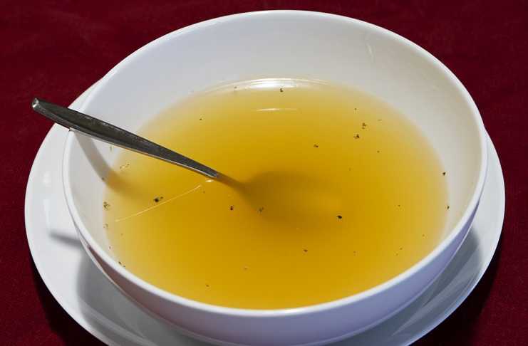 Photo d'un bouillon de légume que l'on peut manger les jours après une sleeve gastrectomie et un bypass gastrique.
