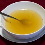 Menu minceur phase liquide : le bouillon Photo d'un bouillon de légume que l'on peut manger les jours après une sleeve gastrectomie et un bypass gastrique.