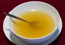 Photo d'un bouillon de légume que l'on peut manger les jours après une sleeve gastrectomie et un bypass gastrique.