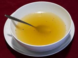 Photo d'un bouillon de légume que l'on peut manger les jours après une sleeve gastrectomie et un bypass gastrique.