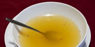 Photo d'un bouillon de légume que l'on peut manger les jours après une sleeve gastrectomie et un bypass gastrique.