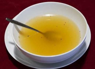 Menu minceur phase liquide : le bouillon Photo d'un bouillon de légume que l'on peut manger les jours après une sleeve gastrectomie et un bypass gastrique.