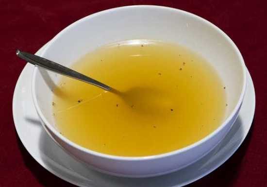 Menu minceur phase liquide : le bouillon Photo d'un bouillon de légume que l'on peut manger les jours après une sleeve gastrectomie et un bypass gastrique.