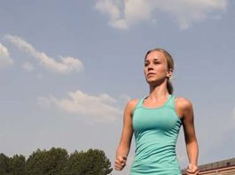 Une femme fait de la remise en forme en courant
