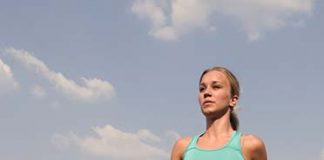 Une femme fait de la remise en forme en courant