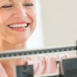 Femme après une sleeve endoscopique qui se pèse.