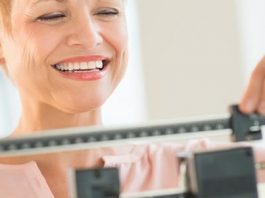 Femme après une sleeve endoscopique qui se pèse.