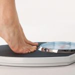 photo d'une femme sur une balance voulant perdre du poids.