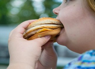 Une femme en obésité